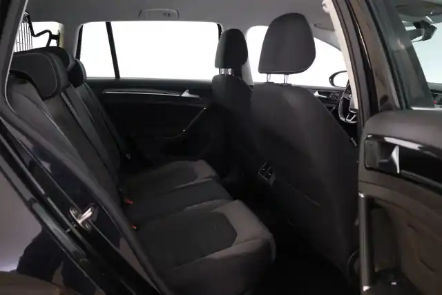 Musta Farmari, Volkswagen Golf – GNI-635