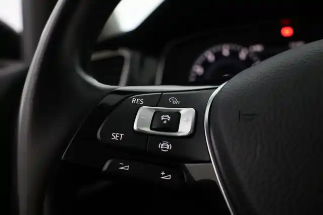Musta Farmari, Volkswagen Golf – GNI-635