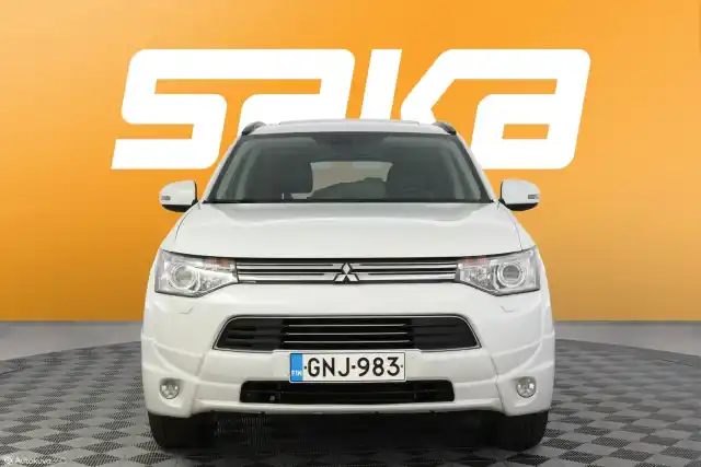 Valkoinen Maastoauto, Mitsubishi Outlander Phev – GNJ-983