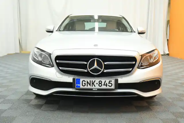 Harmaa Sedan, Mercedes-Benz E – GNK-845