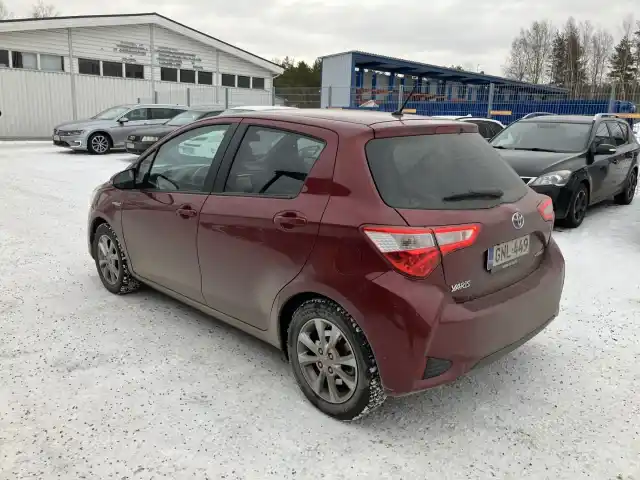 Punainen Viistoperä, Toyota Yaris – GNL-449