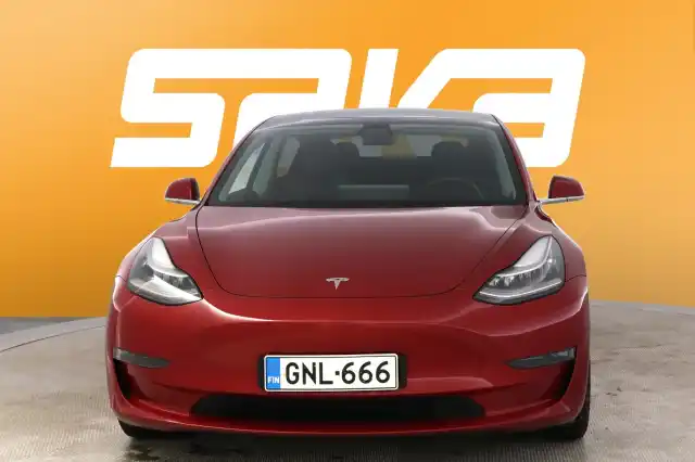 Punainen Sedan, Tesla Model 3 – GNL-666