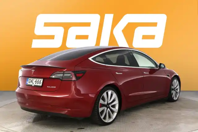 Punainen Sedan, Tesla Model 3 – GNL-666