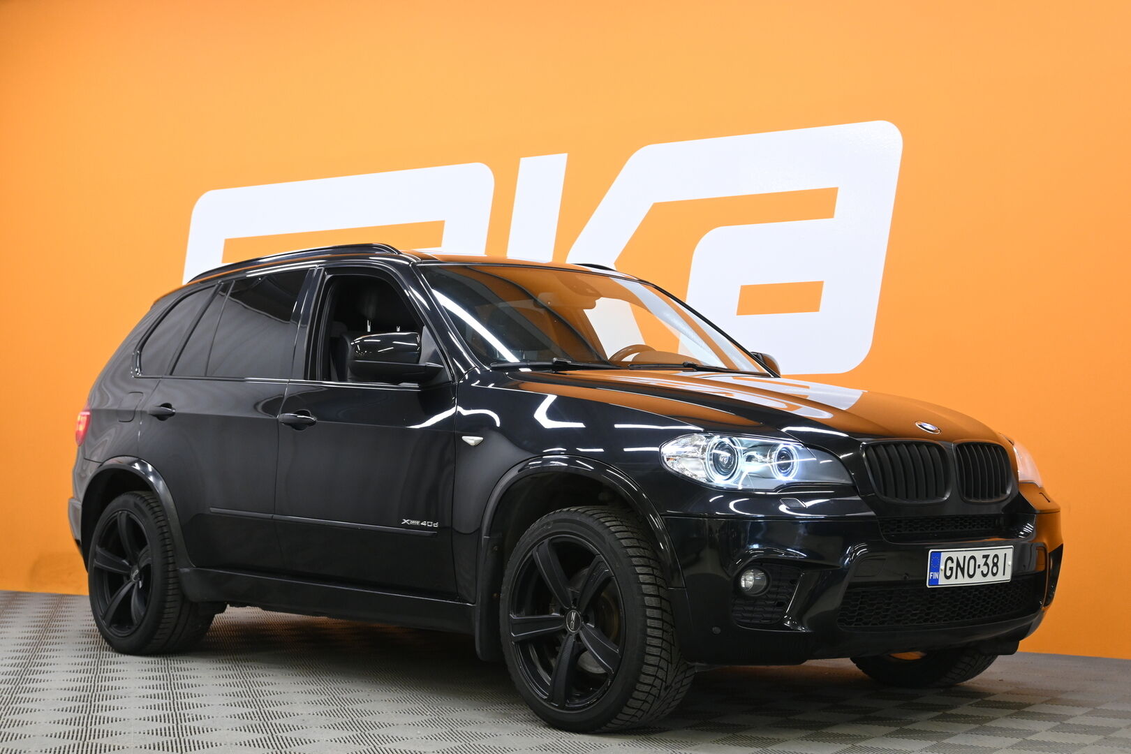 Musta Maastoauto, BMW X5 – GNO-381