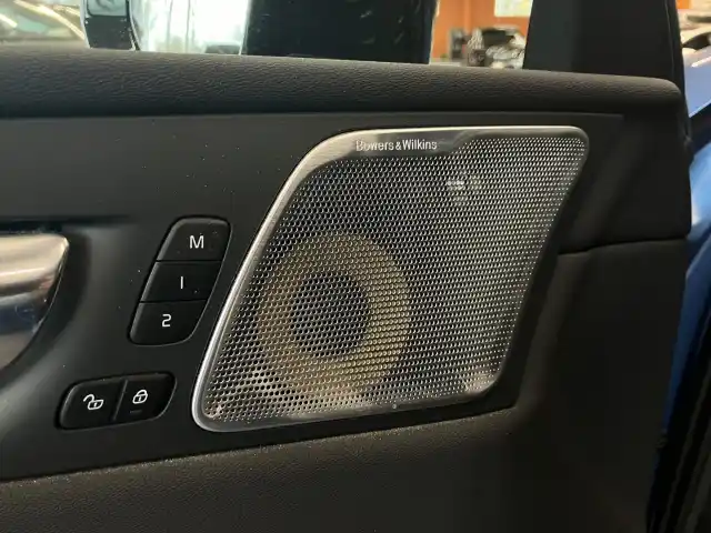 Sininen Maastoauto, Volvo XC60 – GNP-180