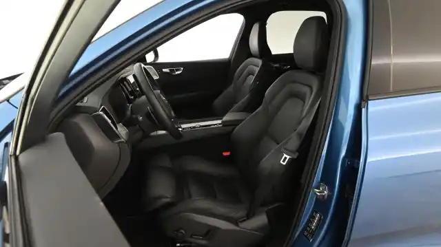 Sininen Maastoauto, Volvo XC60 – GNP-180