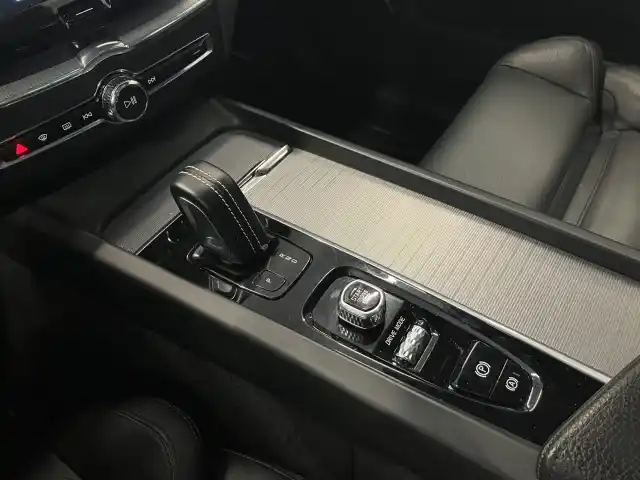 Sininen Maastoauto, Volvo XC60 – GNP-180