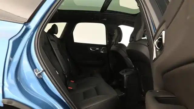Sininen Maastoauto, Volvo XC60 – GNP-180