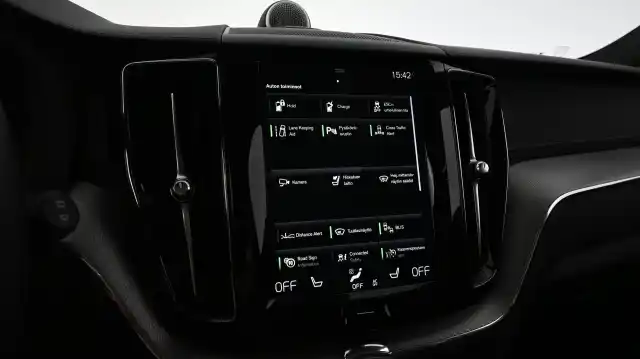 Sininen Maastoauto, Volvo XC60 – GNP-180