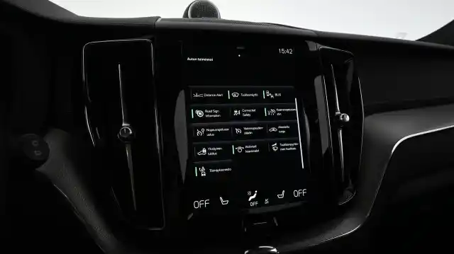 Sininen Maastoauto, Volvo XC60 – GNP-180