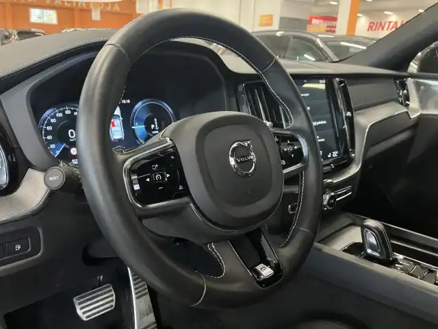 Sininen Maastoauto, Volvo XC60 – GNP-180