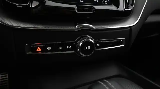 Sininen Maastoauto, Volvo XC60 – GNP-180