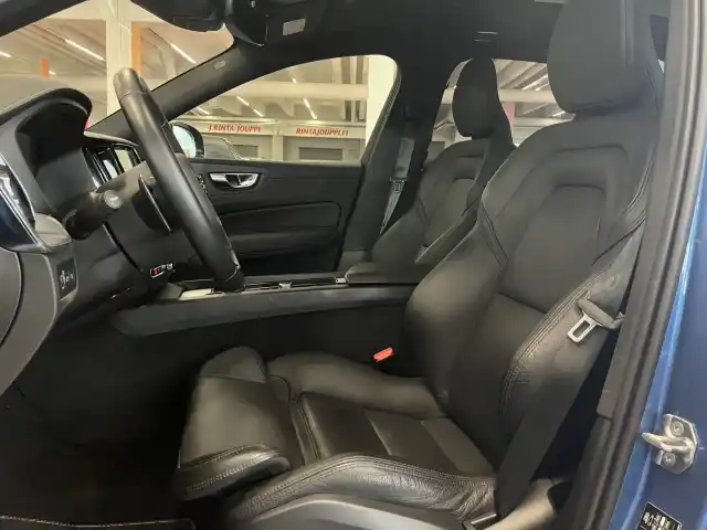 Sininen Maastoauto, Volvo XC60 – GNP-180