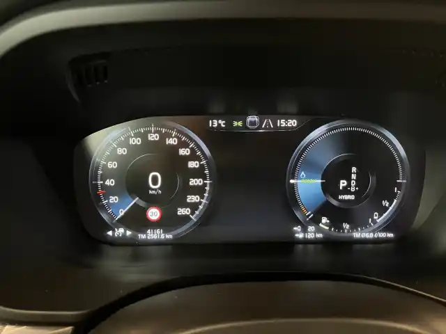 Sininen Maastoauto, Volvo XC60 – GNP-180