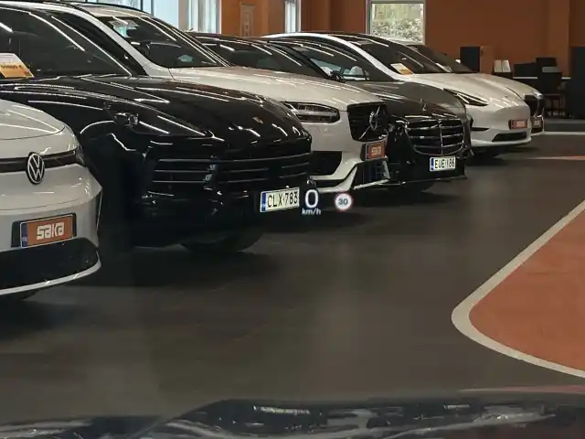 Sininen Maastoauto, Volvo XC60 – GNP-180