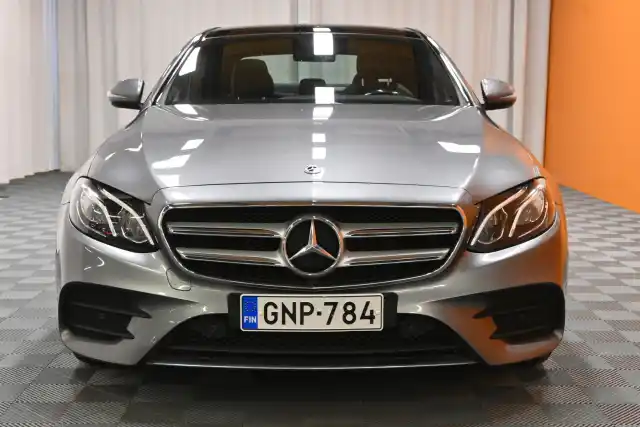 Harmaa Sedan, Mercedes-Benz E – GNP-784