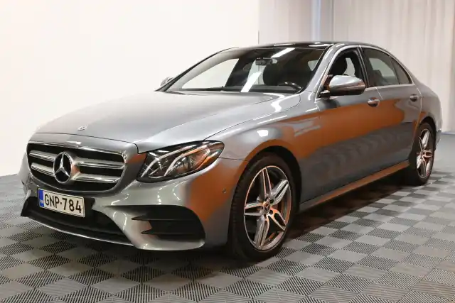 Harmaa Sedan, Mercedes-Benz E – GNP-784