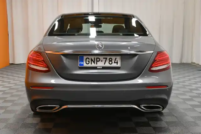 Harmaa Sedan, Mercedes-Benz E – GNP-784