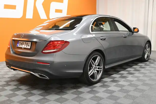 Harmaa Sedan, Mercedes-Benz E – GNP-784