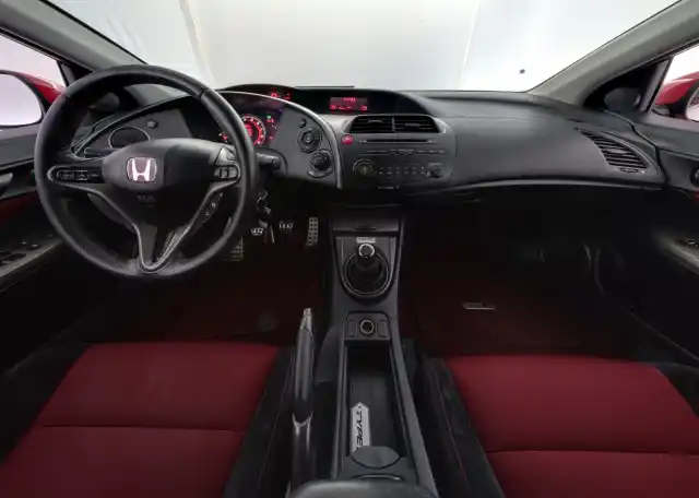 Punainen Viistoperä, Honda Civic – GNP-946