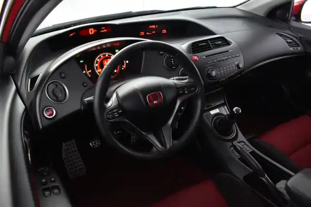 Punainen Viistoperä, Honda Civic – GNP-946