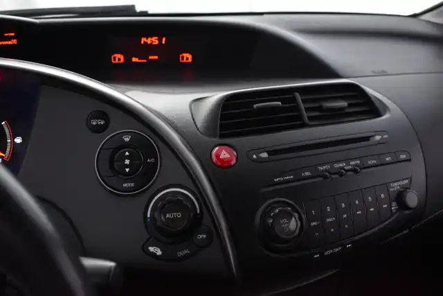 Punainen Viistoperä, Honda Civic – GNP-946