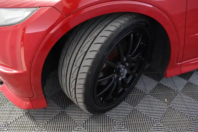 Punainen Viistoperä, Honda Civic – GNP-946