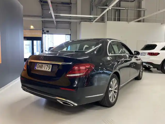 Musta Sedan, Mercedes-Benz E – GNR-179