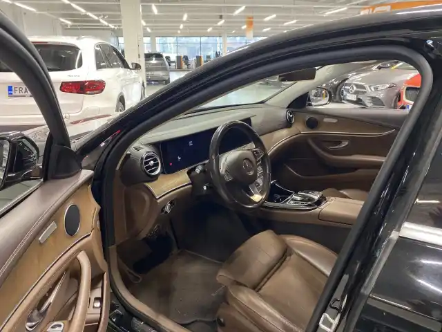 Musta Sedan, Mercedes-Benz E – GNR-179