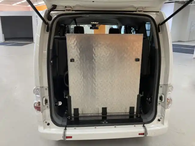 Valkoinen Tila-auto, Nissan e-NV200 – GNR-423