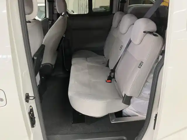 Valkoinen Tila-auto, Nissan e-NV200 – GNR-423