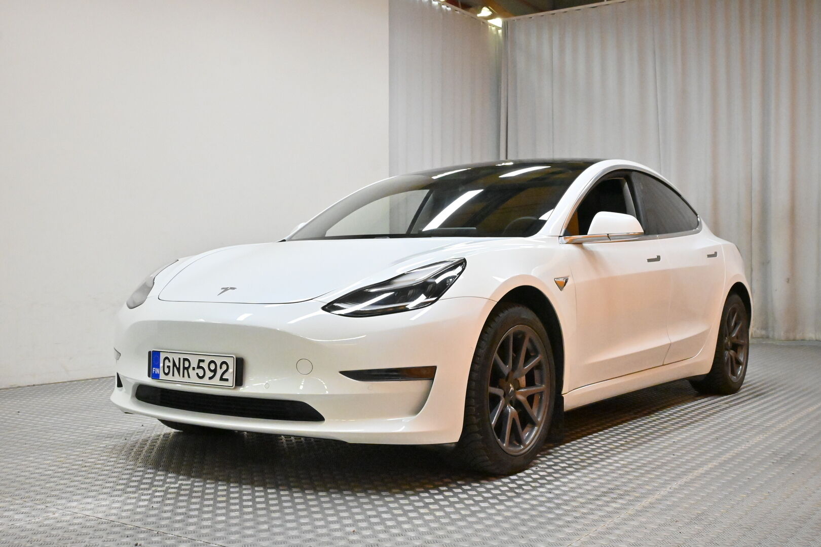 Valkoinen Sedan, Tesla Model 3 – GNR-592