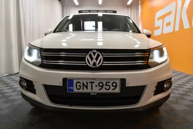 Valkoinen Maastoauto, Volkswagen Tiguan – GNT-959