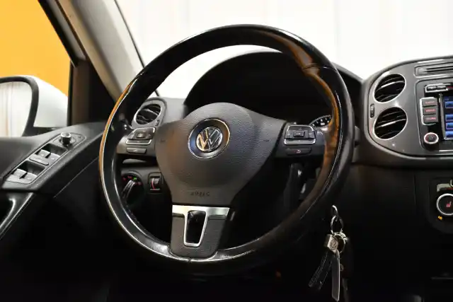 Valkoinen Maastoauto, Volkswagen Tiguan – GNT-959