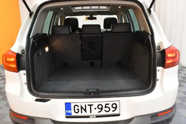 Valkoinen Maastoauto, Volkswagen Tiguan – GNT-959