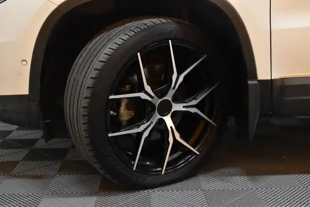 Valkoinen Maastoauto, Volkswagen Tiguan – GNT-959