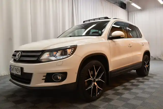 Valkoinen Maastoauto, Volkswagen Tiguan – GNT-959