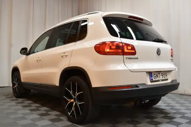 Valkoinen Maastoauto, Volkswagen Tiguan – GNT-959