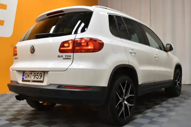 Valkoinen Maastoauto, Volkswagen Tiguan – GNT-959