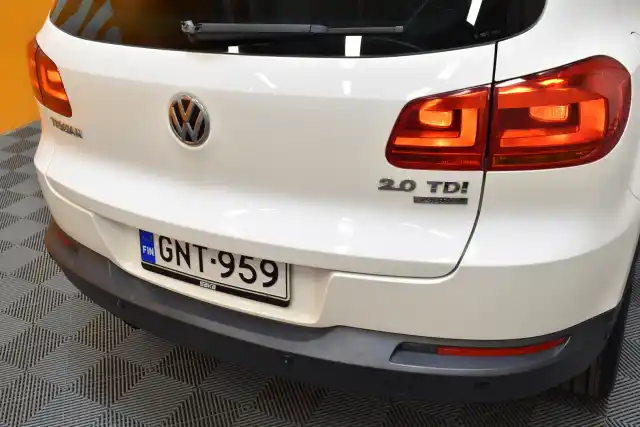Valkoinen Maastoauto, Volkswagen Tiguan – GNT-959