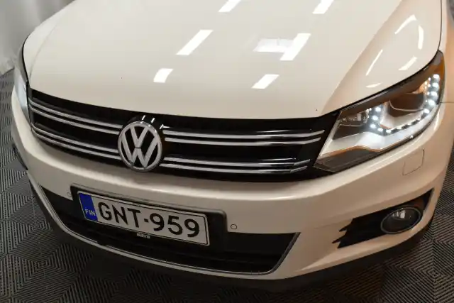 Valkoinen Maastoauto, Volkswagen Tiguan – GNT-959
