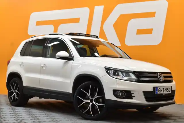 Valkoinen Maastoauto, Volkswagen Tiguan – GNT-959