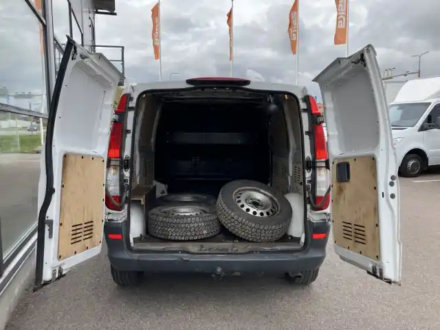 Valkoinen Pakettiauto, Mercedes-Benz VITO – GNT-993
