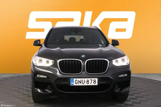 Harmaa Maastoauto, BMW X3 – GNU-878