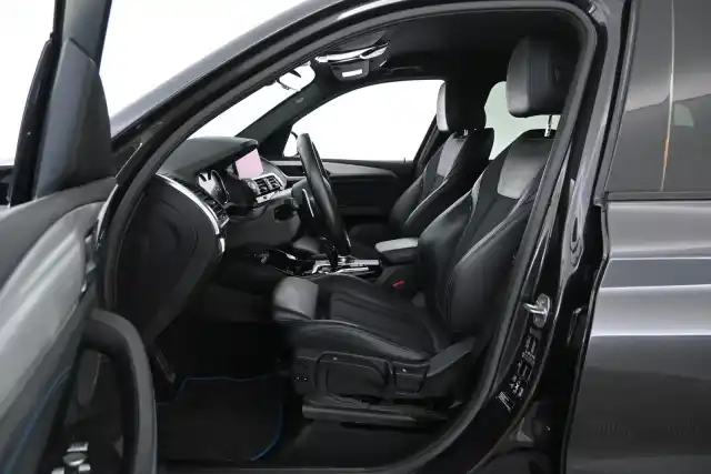 Harmaa Maastoauto, BMW X3 – GNU-878