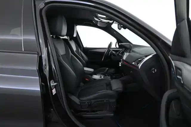 Harmaa Maastoauto, BMW X3 – GNU-878
