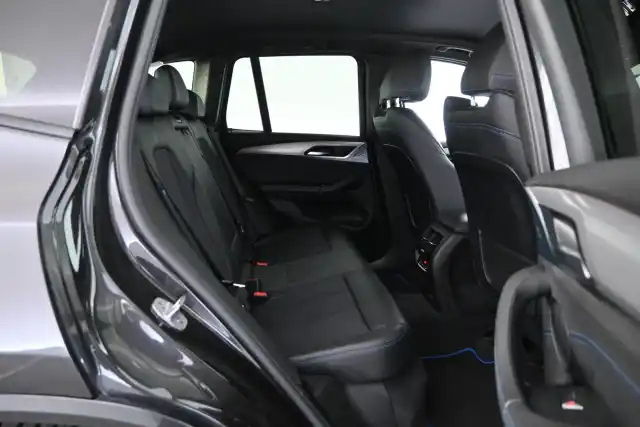 Harmaa Maastoauto, BMW X3 – GNU-878