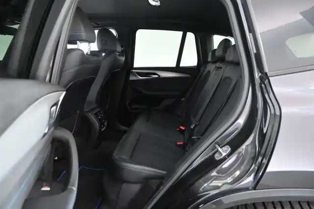 Harmaa Maastoauto, BMW X3 – GNU-878