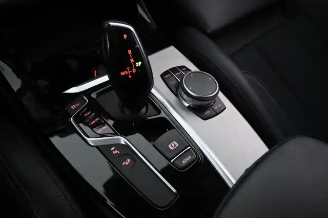 Harmaa Maastoauto, BMW X3 – GNU-878
