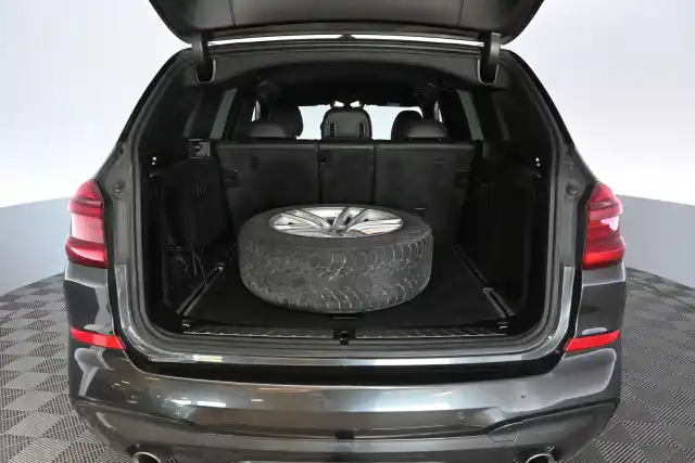 Harmaa Maastoauto, BMW X3 – GNU-878